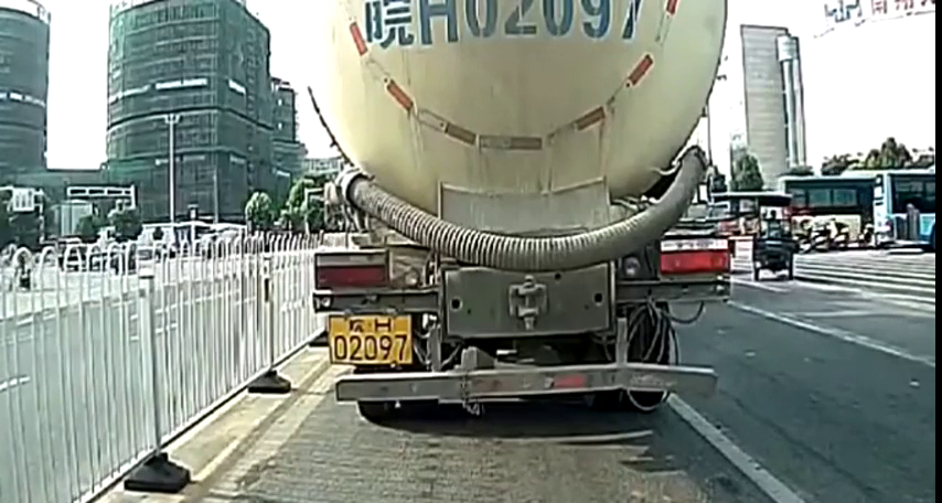 实拍：大货车强势并线小电动车，差距不是一般的大！