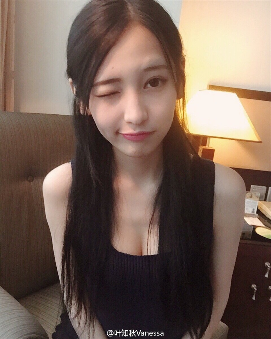 骨感美女叶知秋微博养眼自拍图片