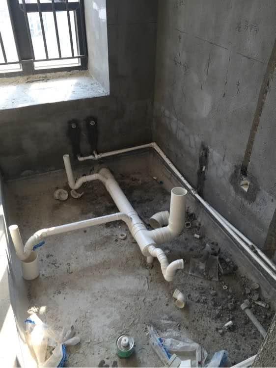 卫生间的水管都已经排布好了,之后做了防水材料的施工工作.