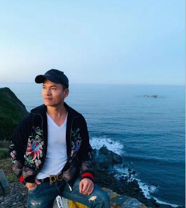 吕良伟晒黄金周超美旅行照,景美人帅,62岁活成40岁的