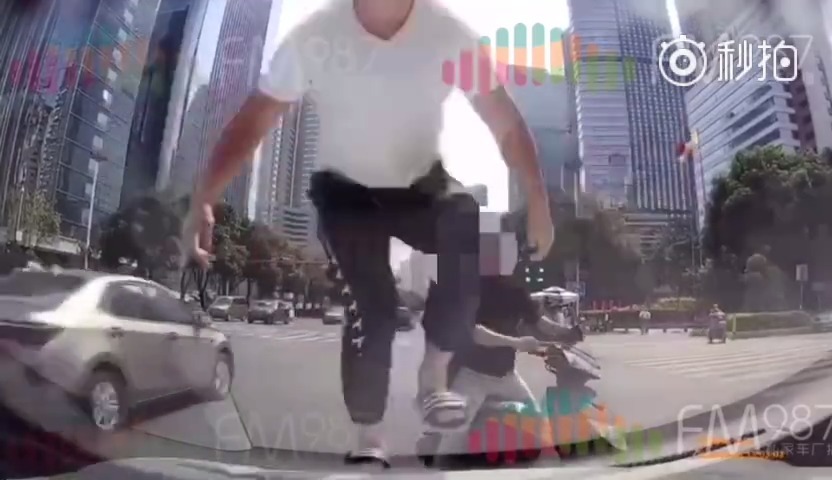 电动车载人闯红灯，骑手竟还踹碎小车玻璃