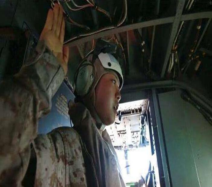 高调宣称誓死效忠美国! 一中国女孩声称: 为这