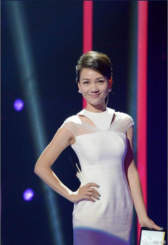 45岁周群生活照,在事业巅峰突然“失踪”,老公十分神秘无人知!