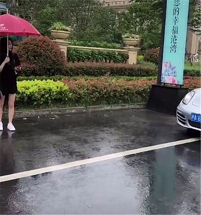 上海一富二代开保时捷撩妹,看到对方男友座驾时,顿时没了底气!