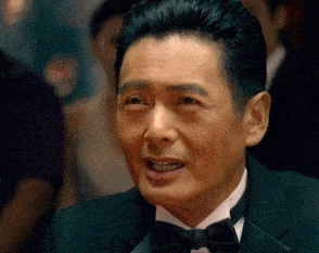 周润发这个裸捐56亿的佛系大叔,竟然挤公交逛夜市用诺基亚!