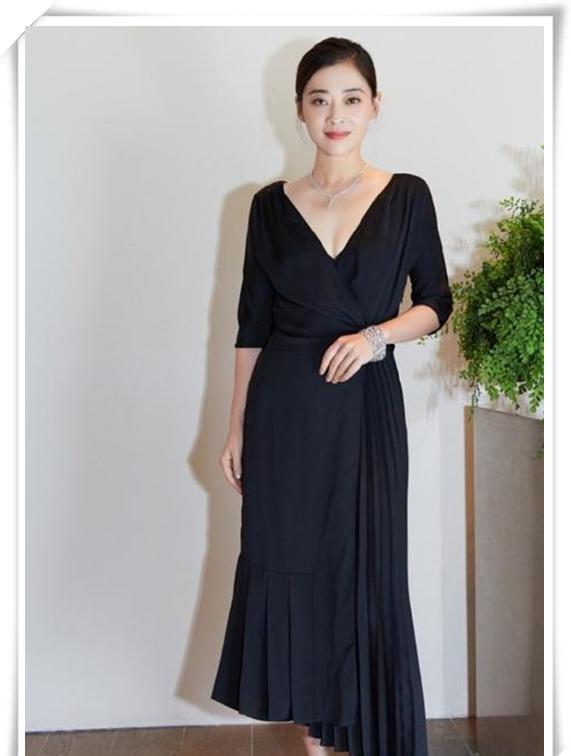 看了马伊琍穿深v礼服,再看看梅婷,才知道女人味的差距有多大!