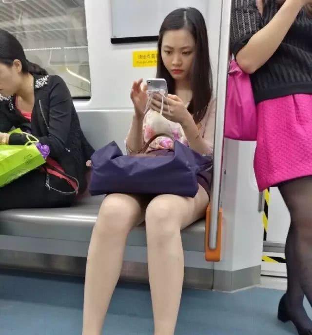 街拍:地铁上的高颜值好身材妹子