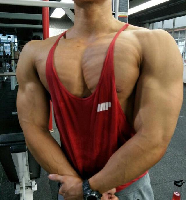 90后坚持健身四年,练就胸肌大块头,夺得古典健美第二名