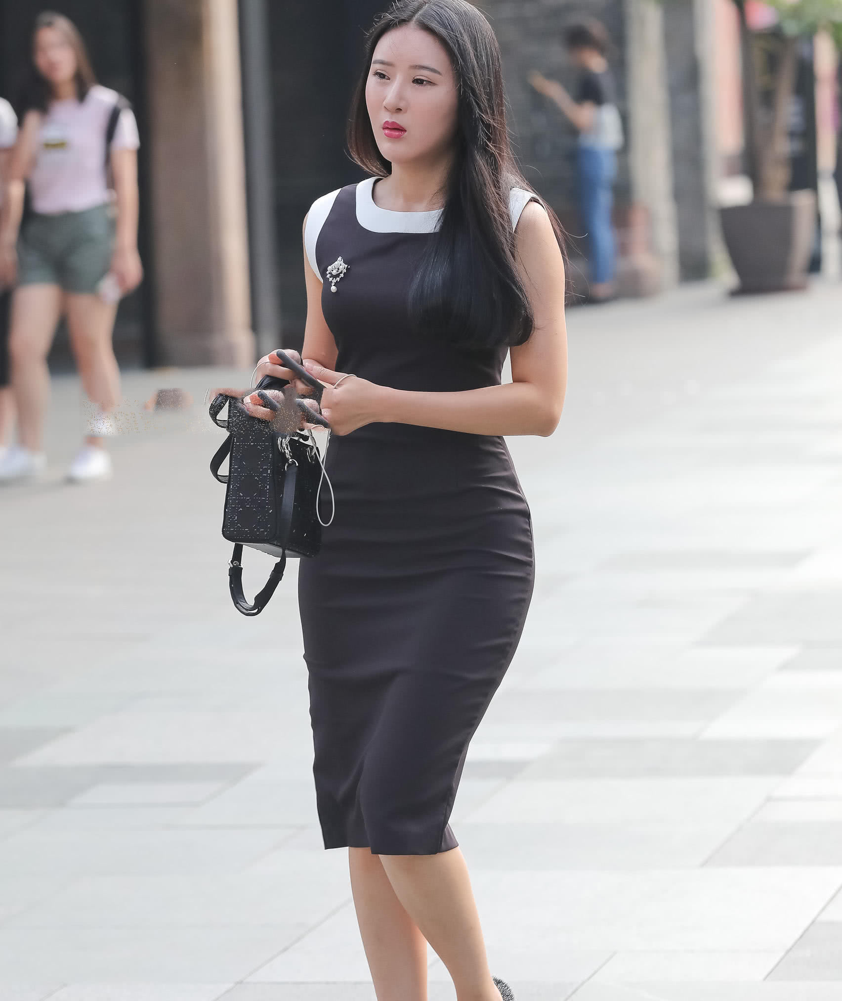 气质小姐姐紧身吊带裙裹出朦胧曲线，丰腴的身材太有视觉冲击力了