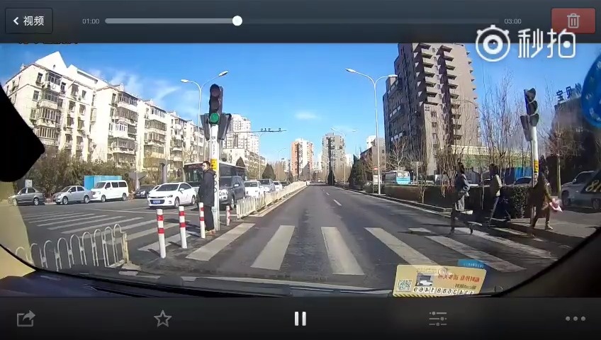 北京身边事儿  望京，机动车绿灯直行，外卖电动车闯红灯，不要命请不要连累...