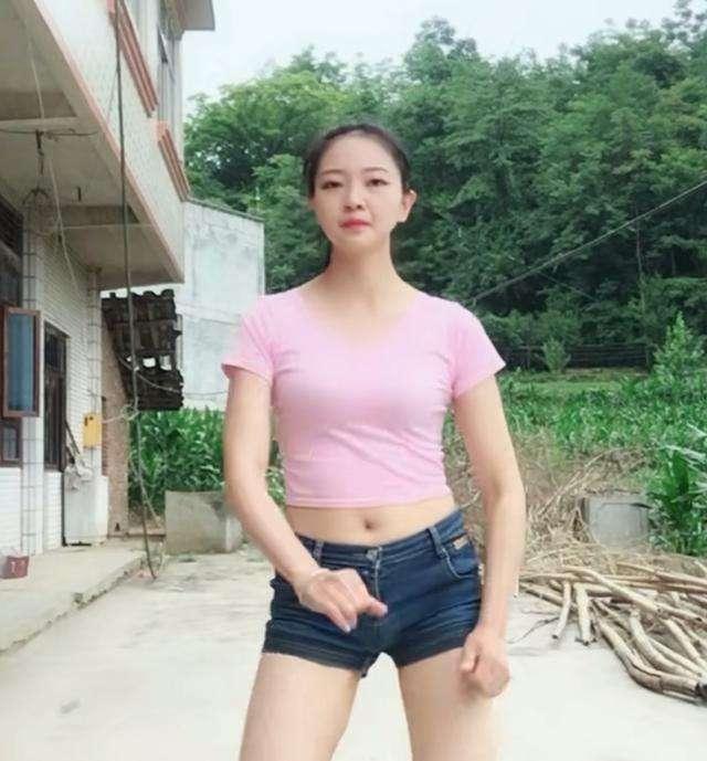 农村女孩朴素中也有自己的时尚,穿搭起来也美美的!