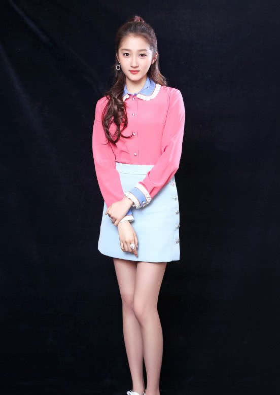 关晓彤有必要这么拼?穿20厘米超短裙,还将拉链