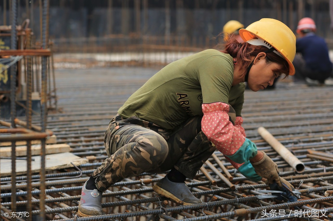 建筑工地上的女工:从不美容护肤,干活不比男人差!