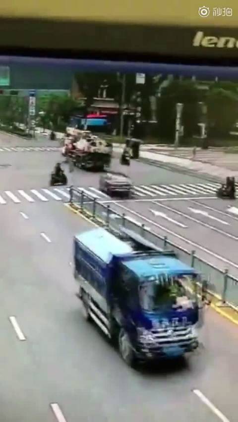 大众CC为躲避闯红灯的电动车，追尾前方吊车，电动车竟然直接走了…大回小回...