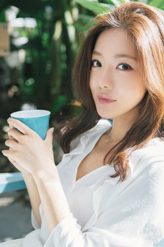 邓家佳穿这件黑色礼裙出席活动,惹网友吐槽:我