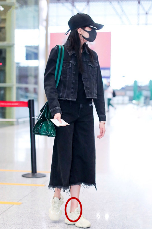 关晓彤机场挠痒,肉都抓红了,下半身裤子胖人千