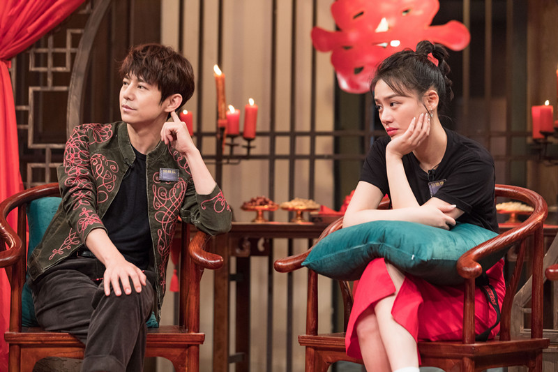 《我是大侦探》杨幂被打晕 何炅白敬亭被困古