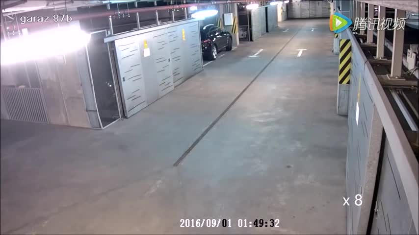 喝醉酒的男子进入地下停车场，监视器拍下了搞笑的一幕