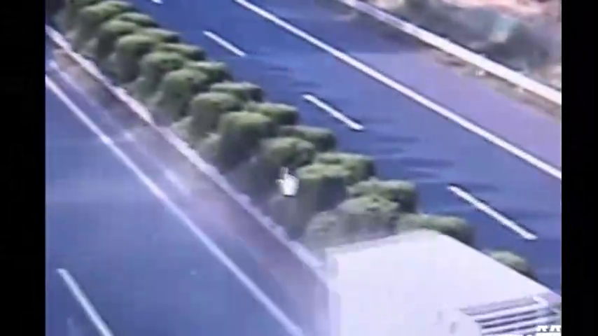 交通安全警示栏－货车司机打盹追尾致侧翻