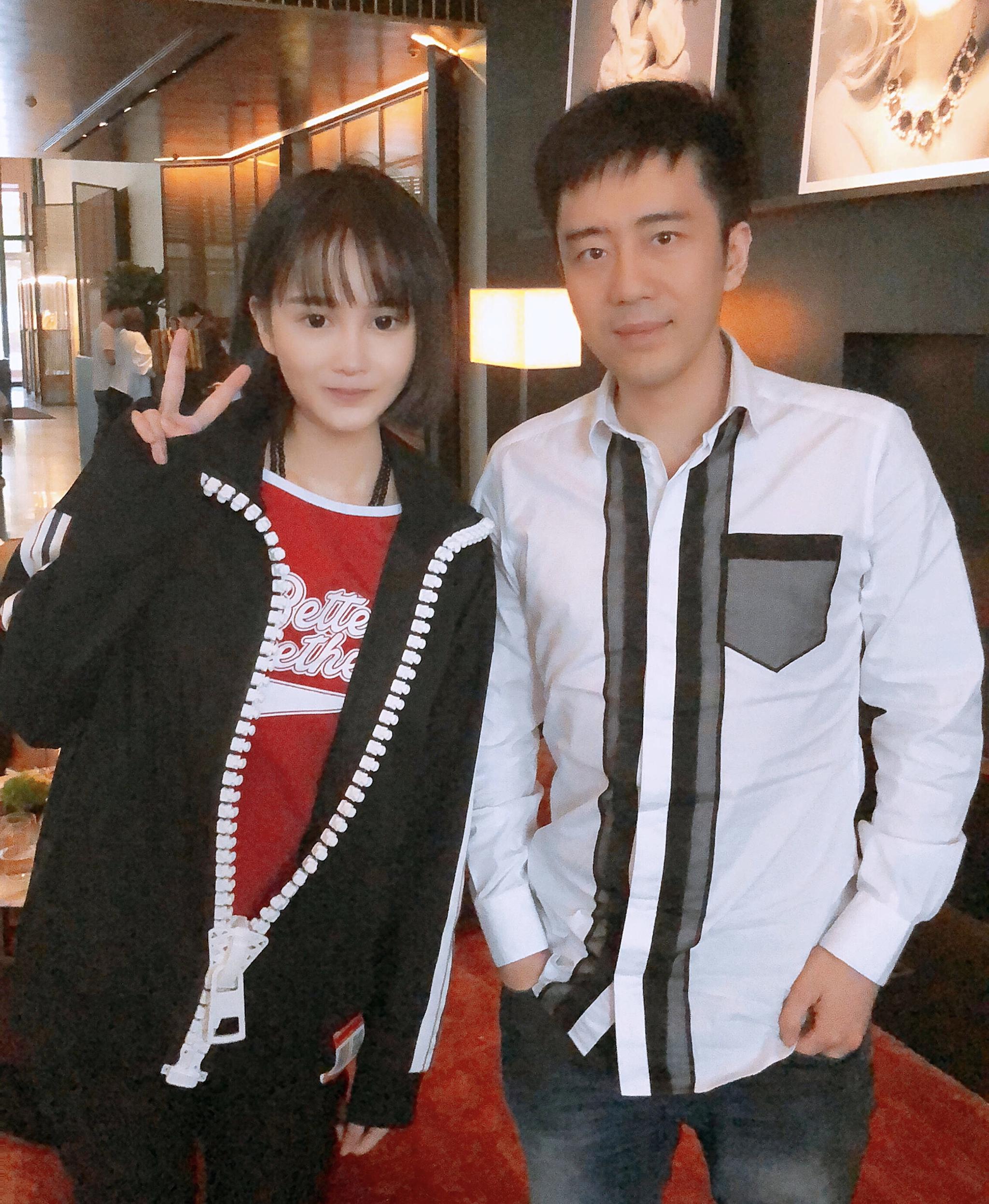 开公司拍新戏和明星合影，赵本山女儿想要进娱乐圈了