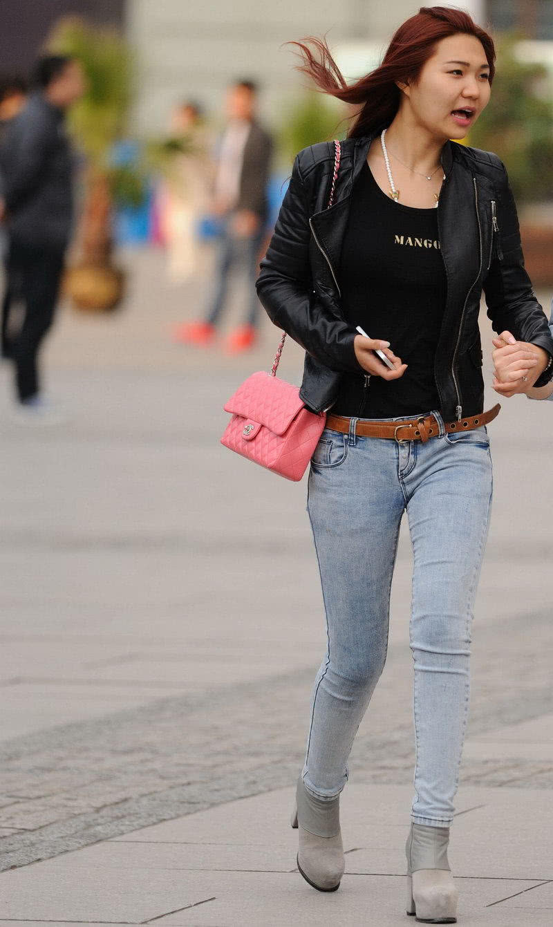 时尚美女紧身牛仔裤搭配黑色皮衣,酷酷的中性穿搭让人