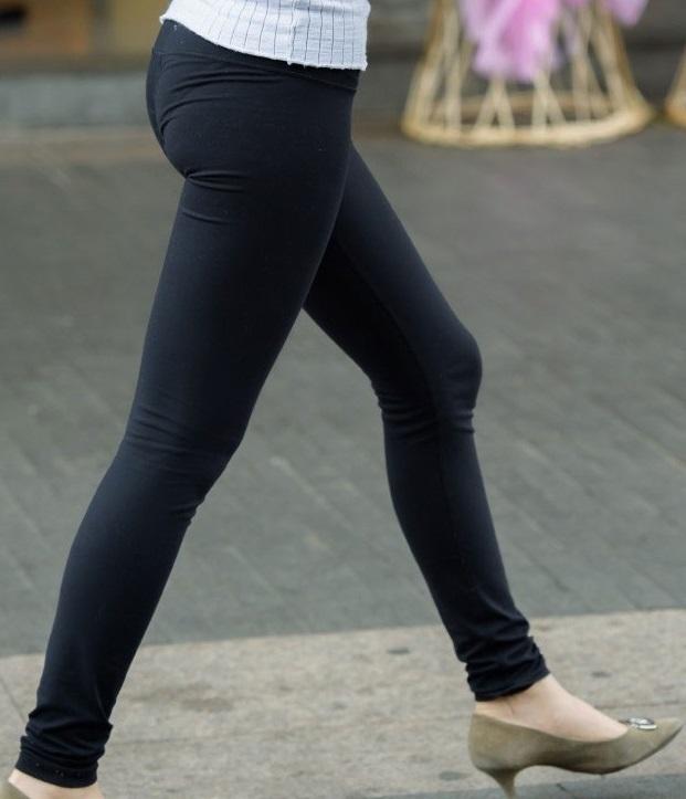 街拍: 美女就那么任性, 穿紧身裤也薄如蝉翼