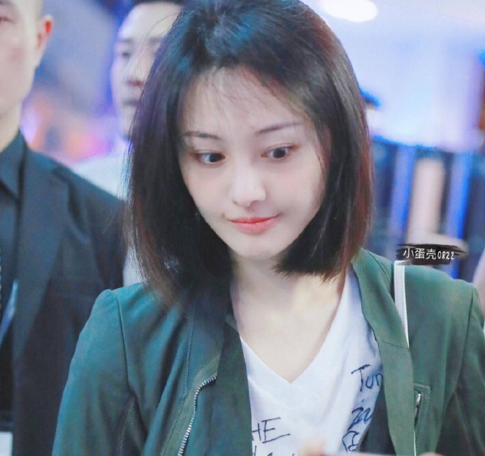郑爽素颜现身,随性私服凌乱油头让人看不懂,到底是