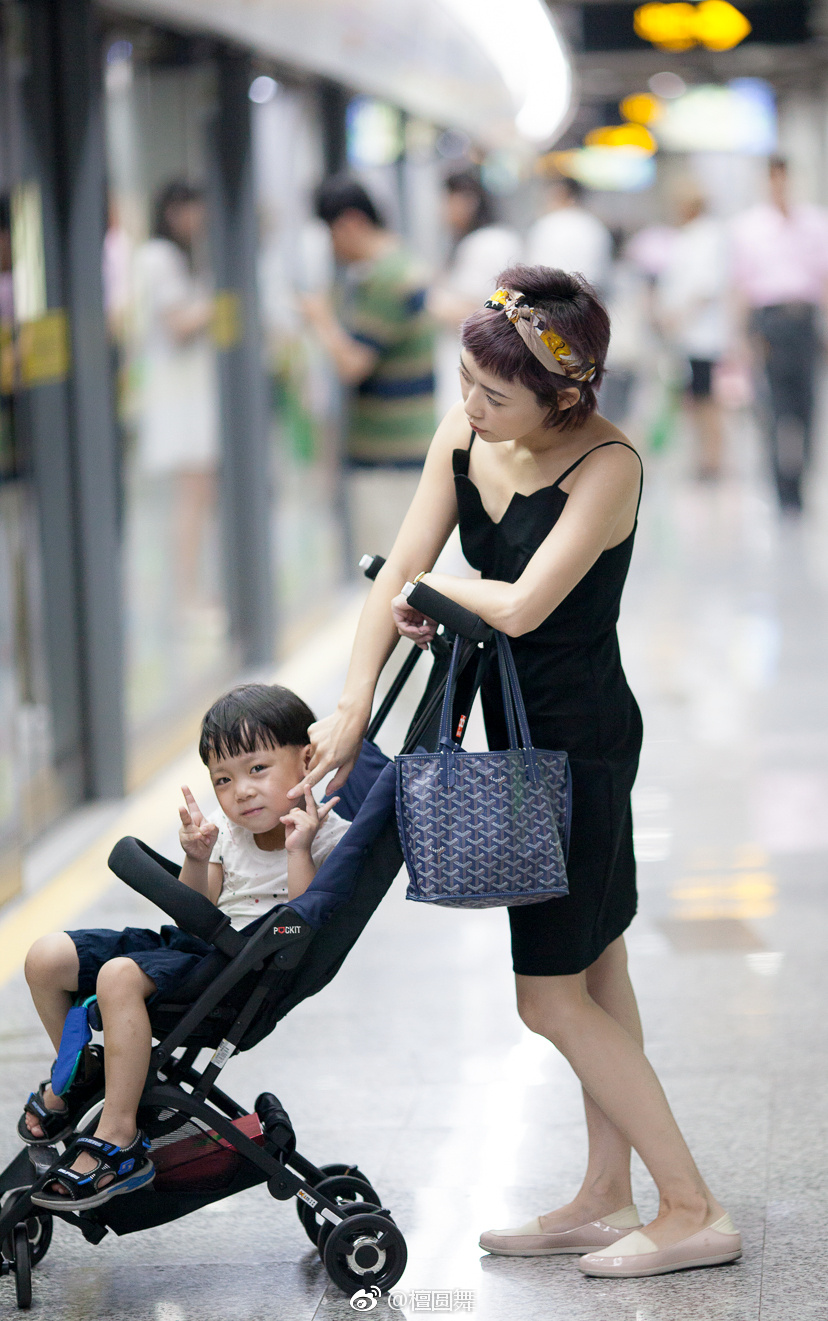 看了很多妈妈写的带孩子旅行攻略,说要带这些带那些整理起来一大箱