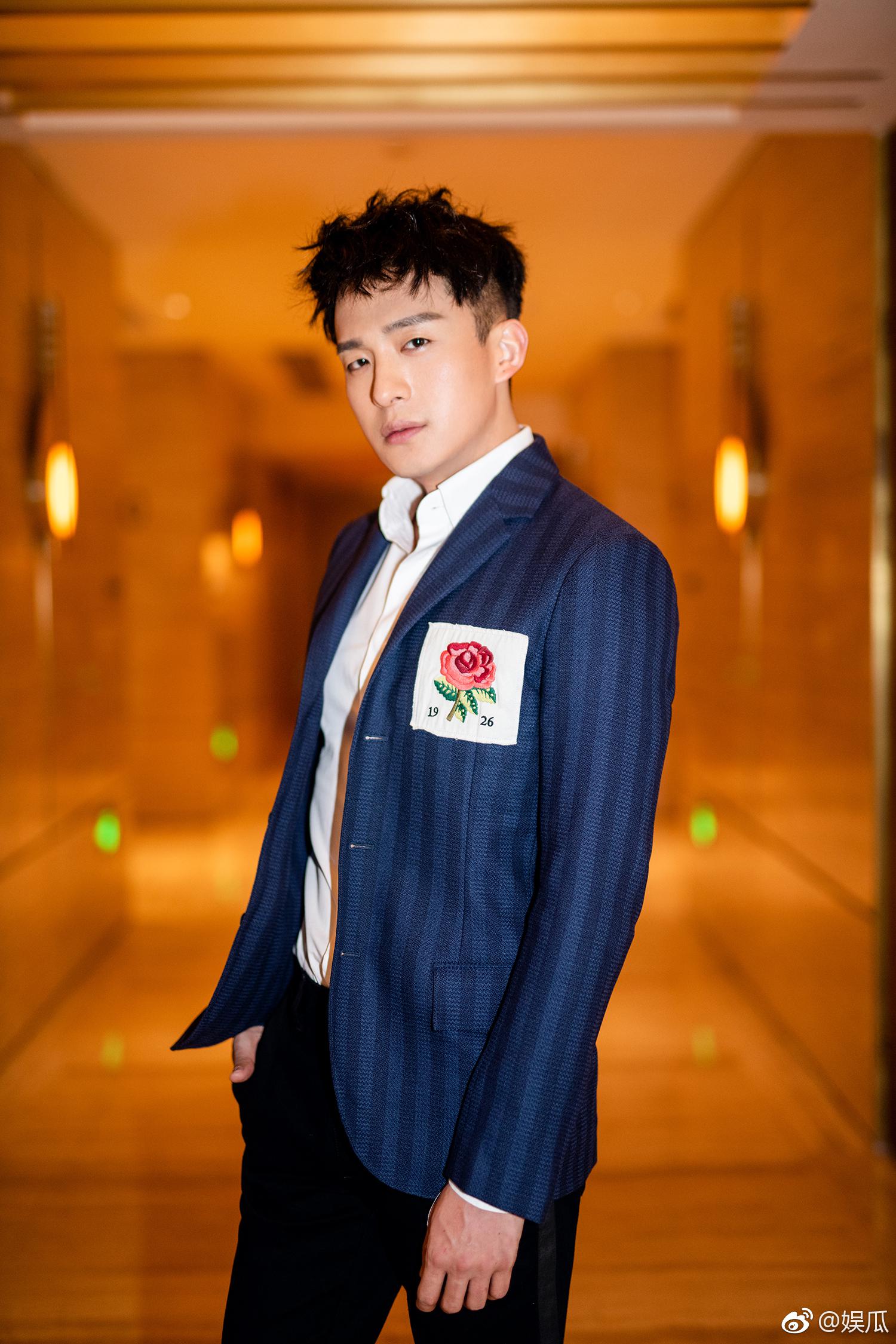 孙艺洲应该是史上最帅“王动”了吧。人物海报硬朗帅气，叔范儿十足