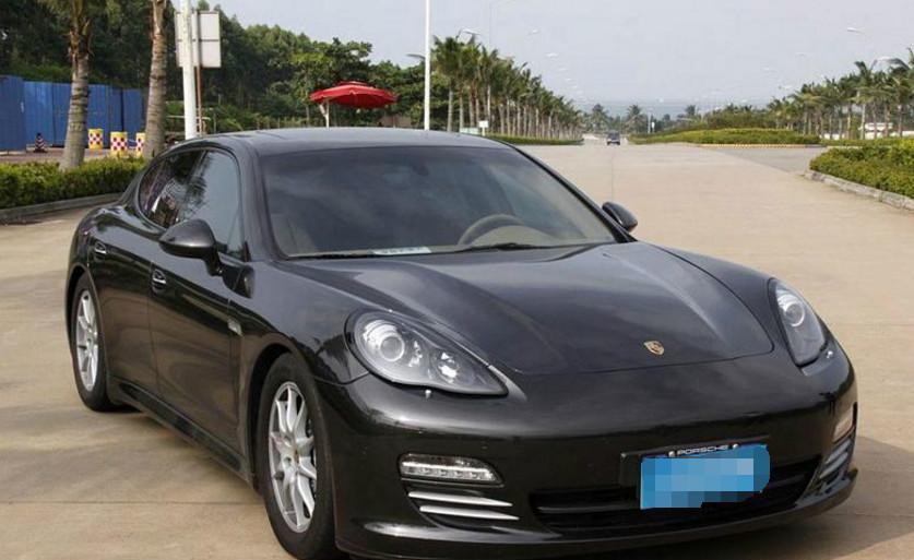 粗心车主把保时捷停路边, 隔天取车不用车钥匙就能进到车内