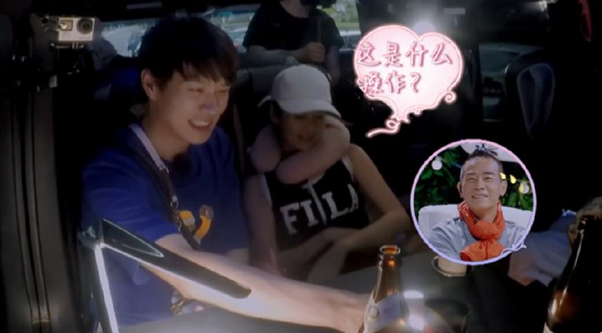 谢娜当众脱袜子闻臭脚，正对摄像机险走光，张杰脱口而出6个字！