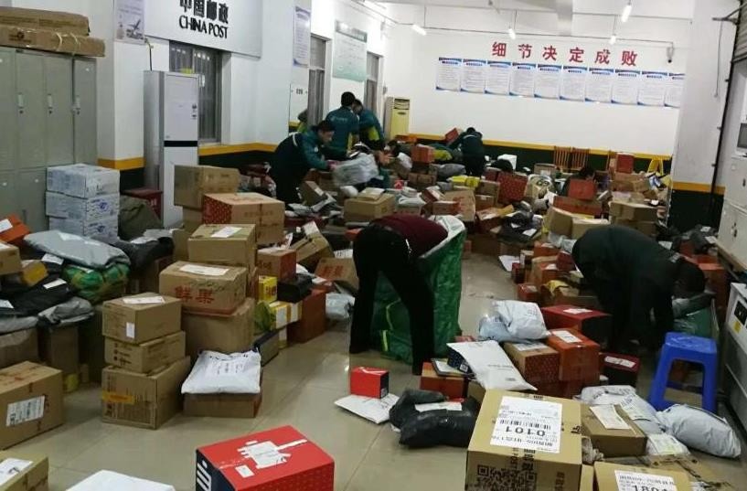 双十一忙坏了安康邮政快递哥