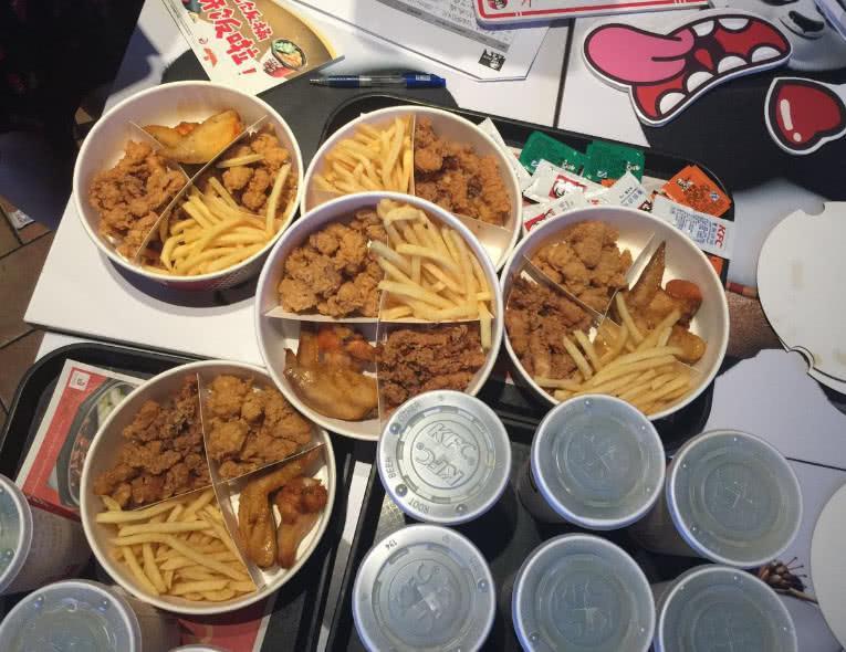 中美肯德基大比拼,价格跟份量引众怒,网友:全家桶还不够我一人吃!