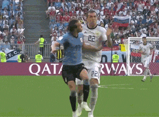 搞笑gif:这算不算足球场上的爱情?