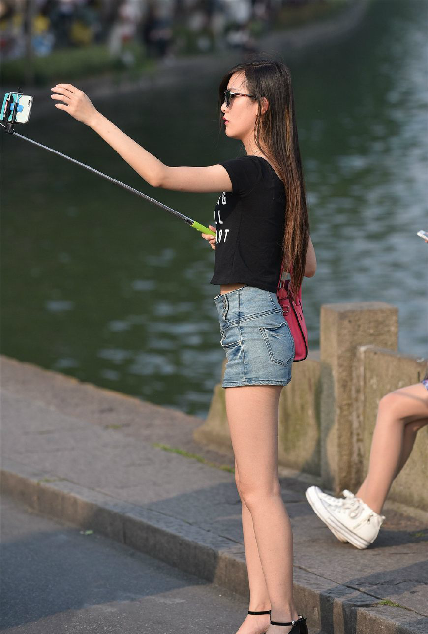 街拍,随着夏日到来,满大街都是大长腿的性感靓丽大美女