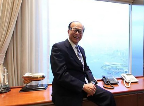 支持李嘉诚的股东们承包报纸版面 大约花费1