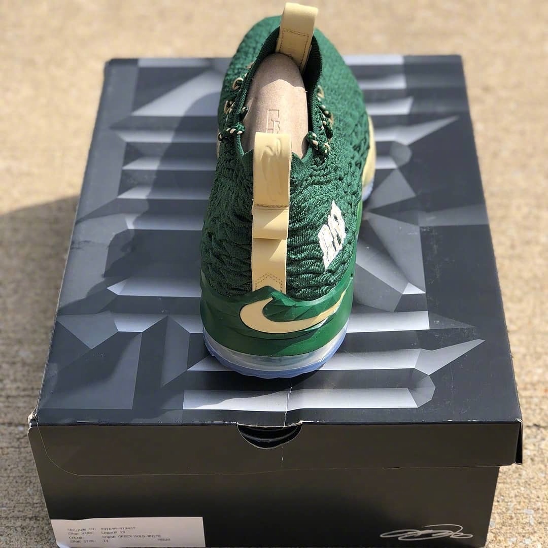 SVSM高中客场配色的Nike LeBron 15现身,与先