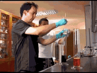 爆笑gif图:这个家伙是个绝对的灵魂指挥家