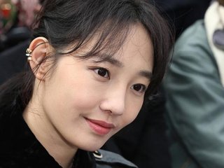 白百何现身活动现场,面色苍白神情痛苦,身体状态非常不好