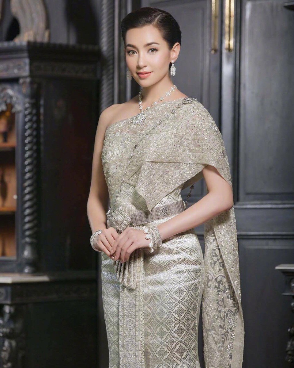 上月超火的一部泰剧《天生一对》女主Bella身穿多款泰国传统服饰