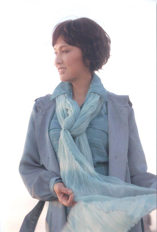 嘴角有痣，演《康熙王朝》的容妃，边做服装设计师便演戏的李建群