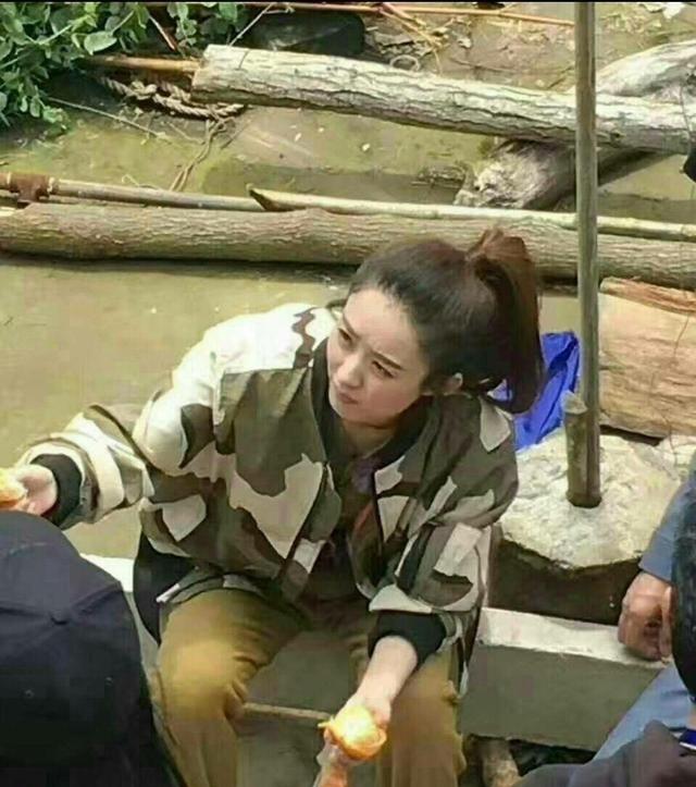 赵丽颖近况: 爬梯子搬砖停不下来, 裤子也能玩的很嗨