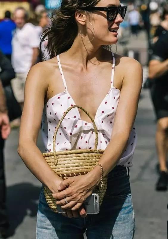 大胸的妹子就不要进来看了, 这里适合贫乳
