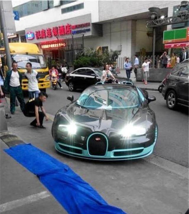 武汉某酒店门口, 遇4000万的布加迪, 过减速带都得铺毛巾!