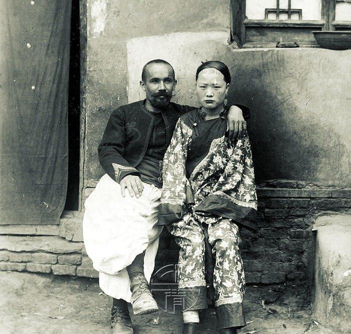 外国人拍摄的晚清妇女, 三寸金莲, 八国联军的行为让人愤怒