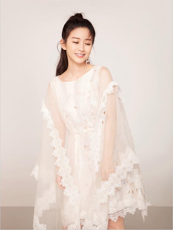 剧中饰演“小黑魔仙”严莉莉的刘美含长大，成一位高颜值美少女