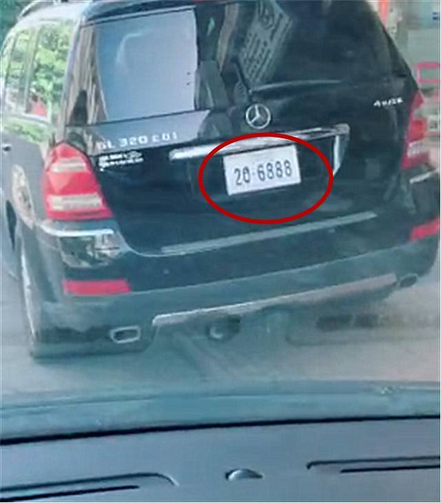 偶遇一辆118万奔驰,车牌三个