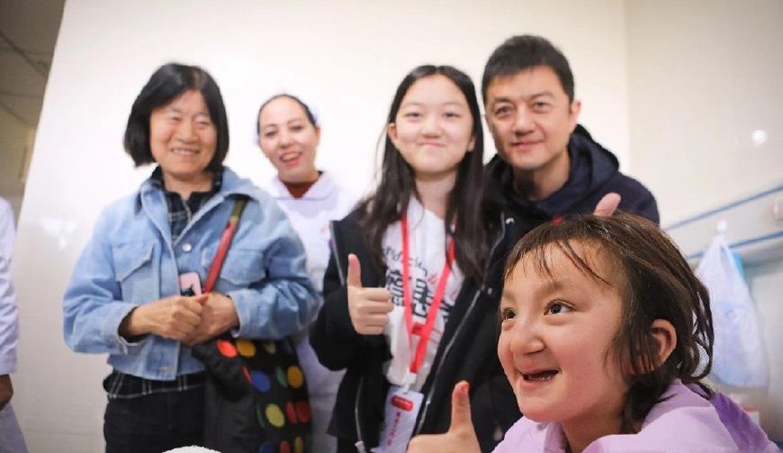 时隔12年!李嫣再次同框唇腭裂小孩,对比之下已