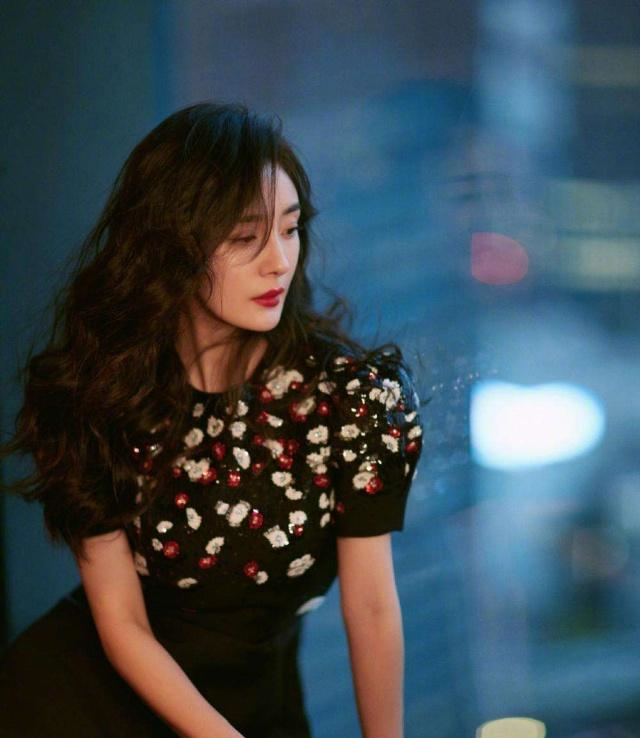 2018杨幂时装秀造型总结，个个成为焦点，网友怎么越老越美