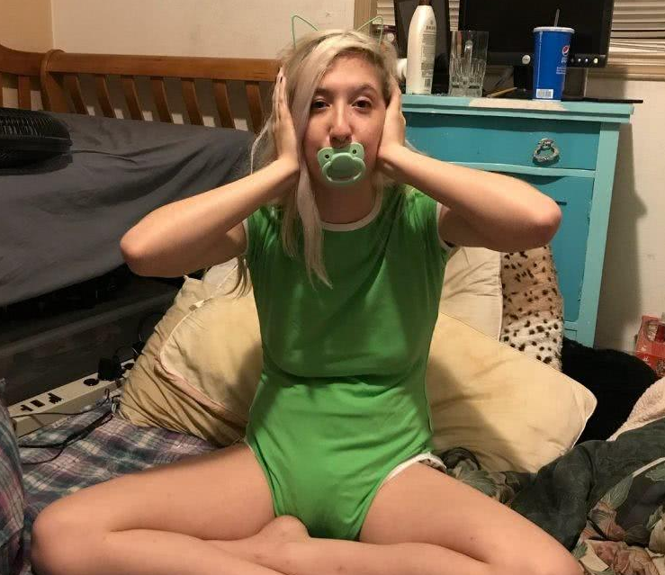 美国18岁美女成天含着婴儿奶嘴穿尿不湿背后原因让人唏嘘